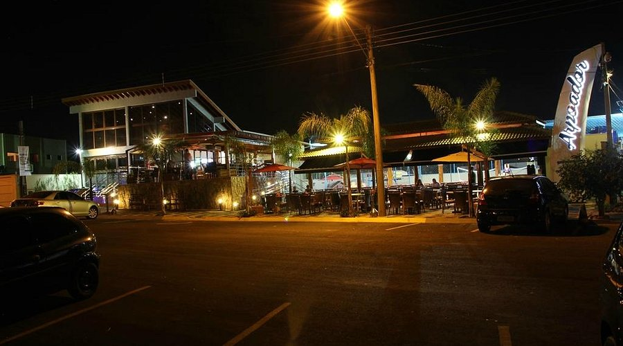 Fachada iluminada do Arpoador, empreendimento de Fernanda Mitre em Ribeirão Preto